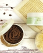 Scrub corpo con zucchero di canna, polvere di mandorle, sale integrale ed estratti naturali di edera, ginkgo, rosmarino