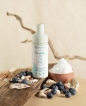 Mousse detergente con Acqua costituzionale di Mirtillo nero, Acido Ialuronico, estratto di Riso Venere e Calendula