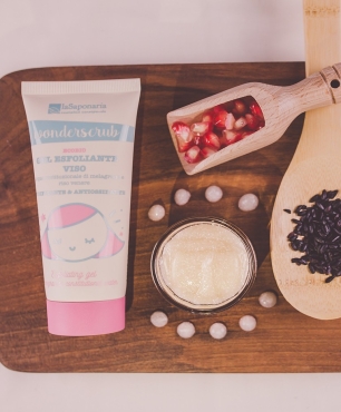 Scrub viso acqua costituzionale di melagrana e riso venere