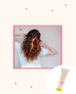 Retro di ragazza con capelli mossi legati