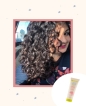 Ragazza con capelli ricci