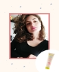 Ragazza gioca con i suoi capelli ricci