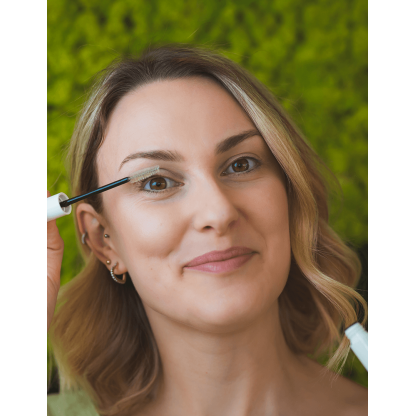 Ragazza applica il siero rinforzante sulle ciglia