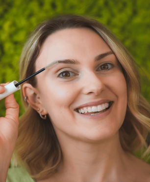 Ragazza applica il siero rinforzante sulle sopracciglia