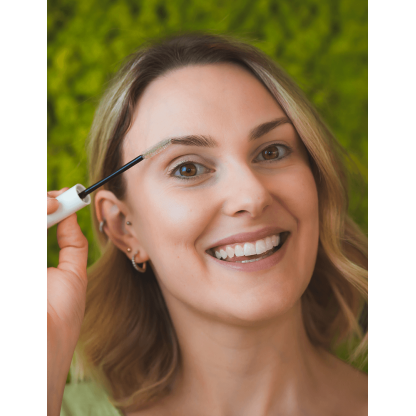 Ragazza applica il siero rinforzante sulle sopracciglia