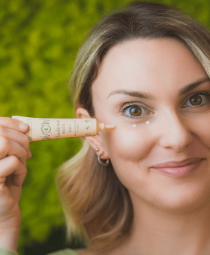 Ragazza applica la crema contorno occhi