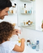 Papà e figlia lavano i denti con dentifricio per bambini alla Fragola