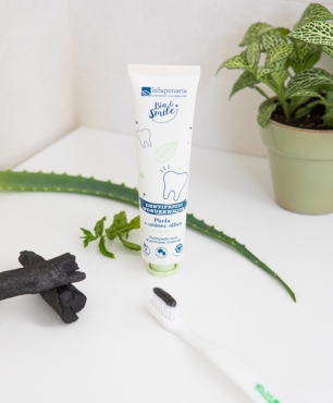 Dentifricio menta e carbone attivo