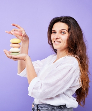 Ragazza tiene in mano diverse creme solide