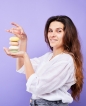 Ragazza tiene in mano diverse creme solide