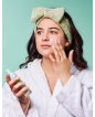 Ragazza applica la crema viso purificante