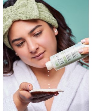 Ragazza deterge il viso con lozione viso esfoliante Pure Glow