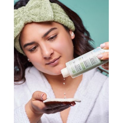 Ragazza deterge il viso con lozione viso esfoliante Pure Glow