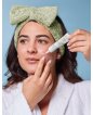 Ragazza applica siero sul brufolo