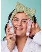 Ragazza con crema viso opacizzante ad effetto primer e BB cream