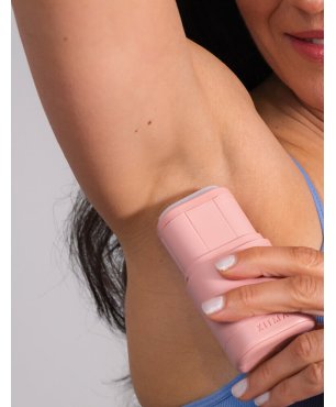 Ragazza con applicatore Kiima e biodeo al profumo floreale e primaverile