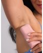 Ragazza con applicatore Kiima e biodeo al profumo floreale e primaverile
