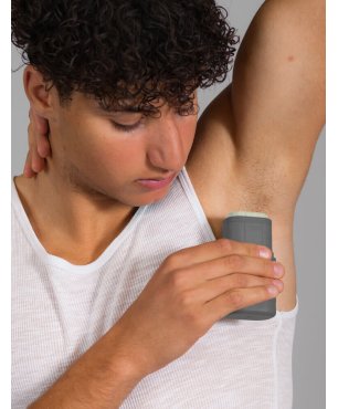 Ragazzo con applicatore Kiima e deodorante solido extra fresco