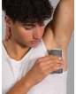 Ragazzo con applicatore Kiima e deodorante solido extra fresco