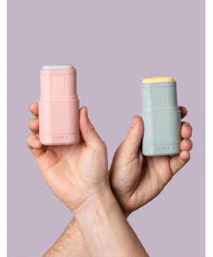 Due applicatori Kiima verde con deodoranti solidi