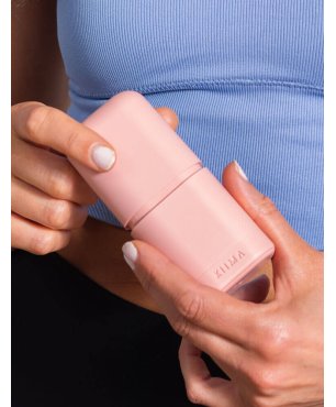 Ragazza apre applicatore Kiima rosa antico