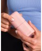 Ragazza apre applicatore Kiima rosa antico