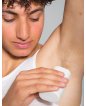 Ragazzo con applicatore Kiima bianco e deodorante solido