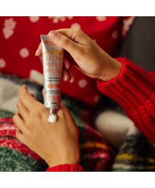 Ragazza applica la crema mani riparatrice