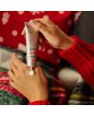 Ragazza applica la crema mani riparatrice