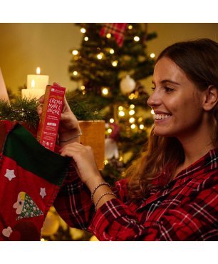 Ragazza a Natale riceve come regalo la crema mani e unghie riparatrice
