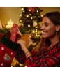 Ragazza a Natale riceve come regalo la crema mani e unghie riparatrice