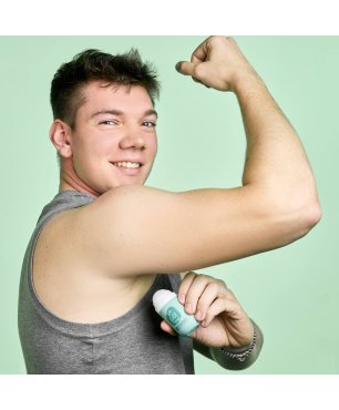 Ragazzo applica biodeo roll-on Alaska sport