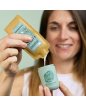 Ragazza con applicatore roll-on e ricarica biodeo