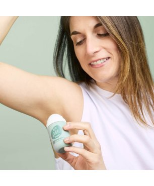 Ragazza applica il biodeo roll-on Fiordaliso & Calendula