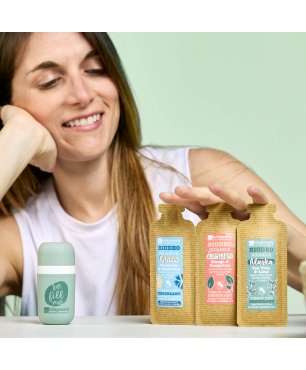 Ragazza con applicatore roll-on e biodeo ricariche