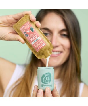 Ragazza con applicatore roll-on e ricarica biodeo