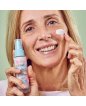 Donna matura applica la crema viso collagene