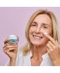 Donna matura applica crema viso ai peptidi