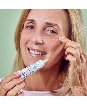 Donna applica il siero sul contorno occhi