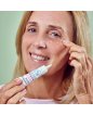 Donna applica il siero sul contorno occhi