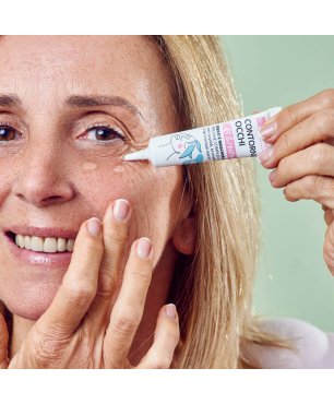 Donna applica il siero sul contorno occhi