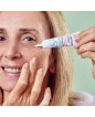 Donna applica il siero sul contorno occhi