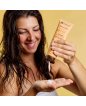 Ragazza con balsamo nutriente girasole bio e avocado