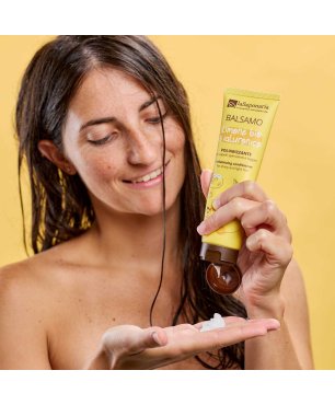 Ragazza con balsamo volumizzante al limone bio e acido ialuronico