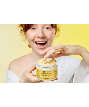 Ragazza con crema corpo Soffice di Karitè bio