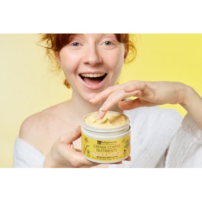 Ragazza con crema corpo Soffice di Karitè bio Ragazza con crema corpo Soffice di Karitè bio