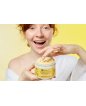 Ragazza con crema corpo Soffice di Karitè bio