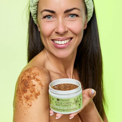 Scrub corpo con zucchero di canna, polvere di mandorle, sale integrale ed estratti naturali di edera, ginkgo, rosmarino
