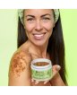 Scrub corpo con zucchero di canna, polvere di mandorle, sale integrale ed estratti naturali di edera, ginkgo, rosmarino