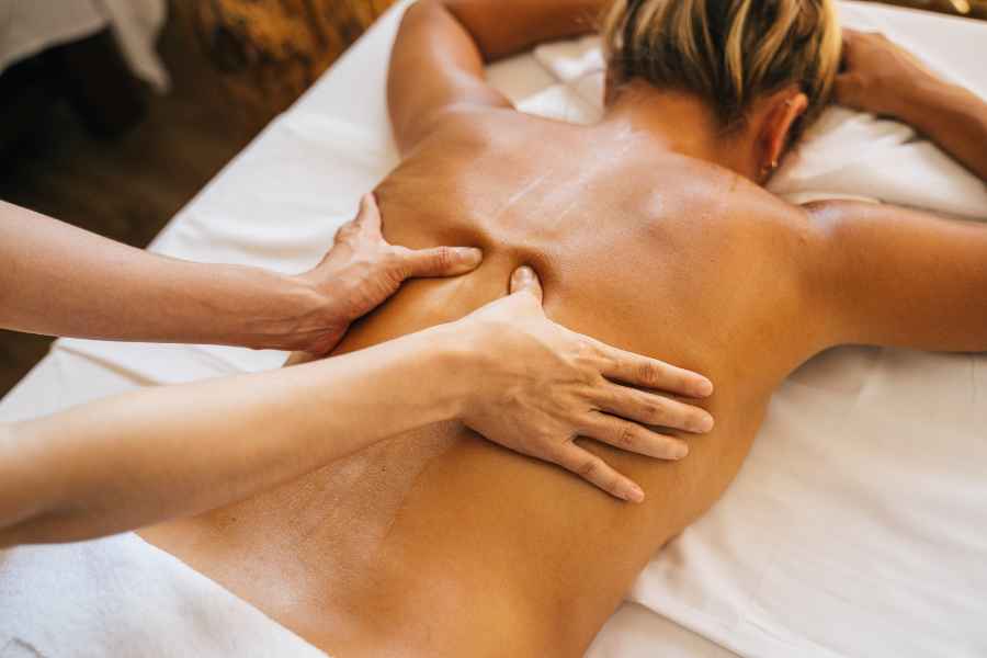 Massaggio Antistress: decontratturante cervicale @Biostorie Bologna